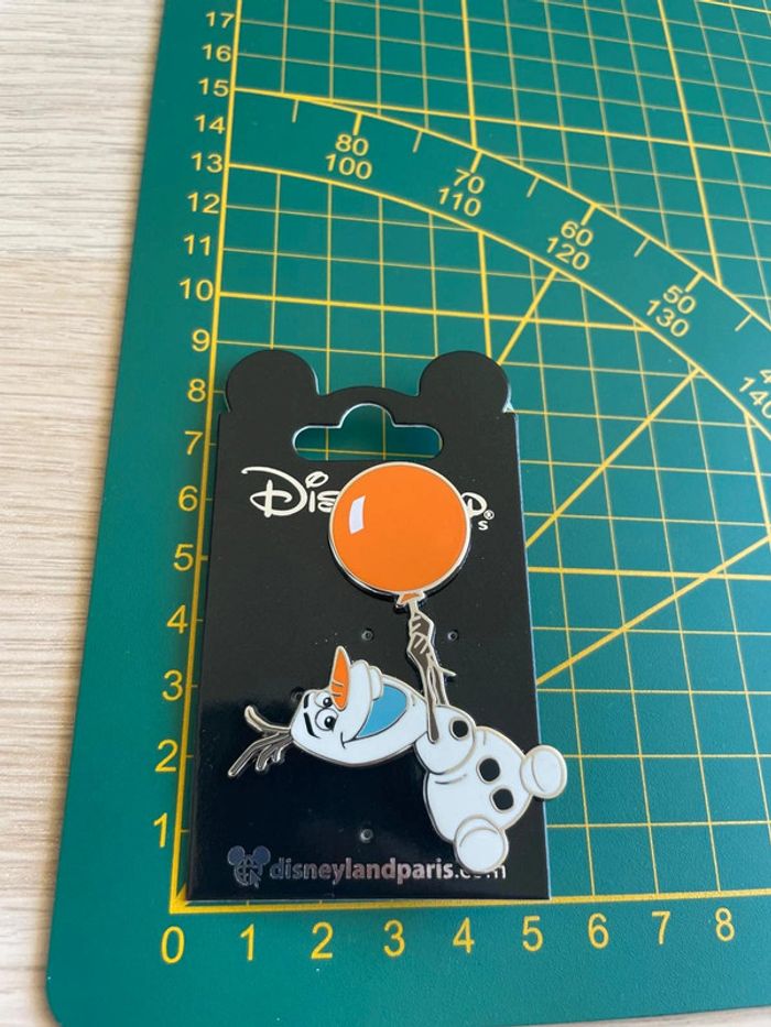 Pin's Disney Olaf - Volant avec Ballon Orange - La Reine des Neiges - Disneyland Paris - photo numéro 3