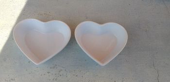 2 petits ramequins en forme de coeur