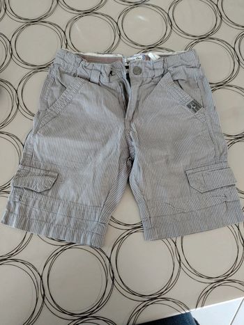 Short 4 ans comme neuf