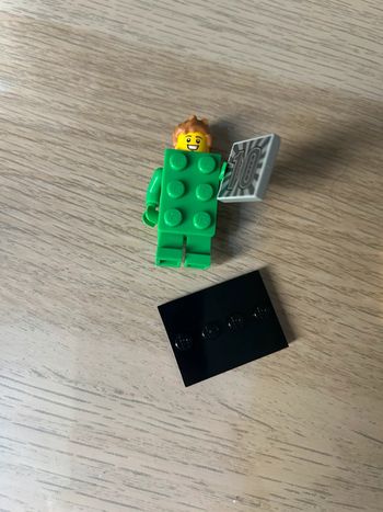 Minifigurine lego 71027 série 20  Le garçon déguisée en brique 3D + Tile 10ans