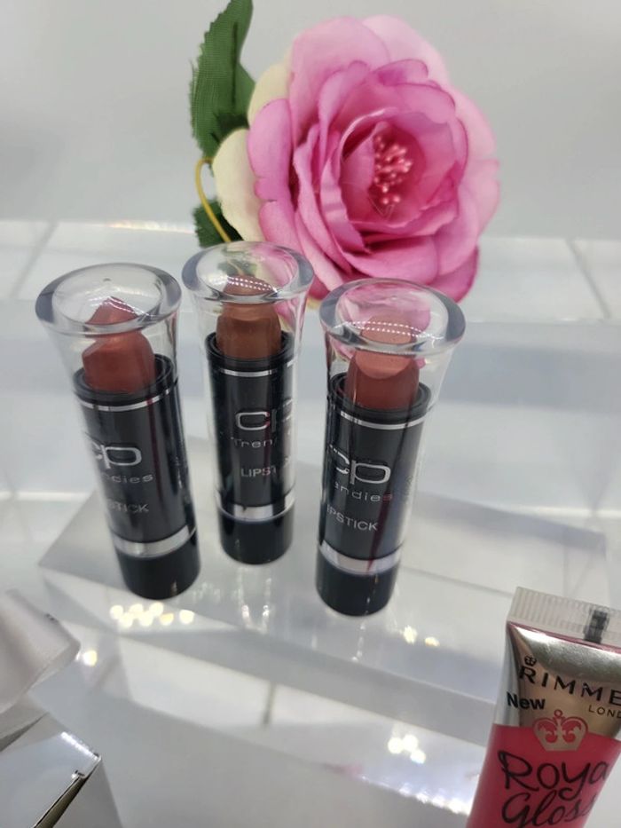 Lot 3 rouges à lèvres et un gloss - photo numéro 2