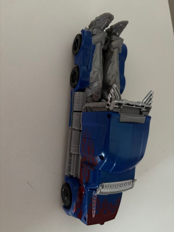 Jouet camion transformable en robot