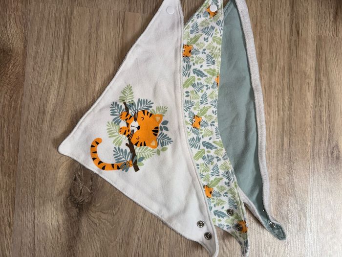 Lot bavoirs triangles