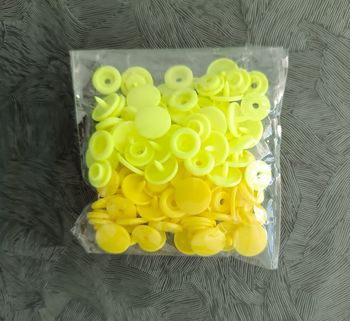 Duo de jaunes boutons pression / couture