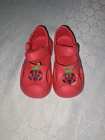 Chaussures crocs plastiques rouge et coccinelle 22