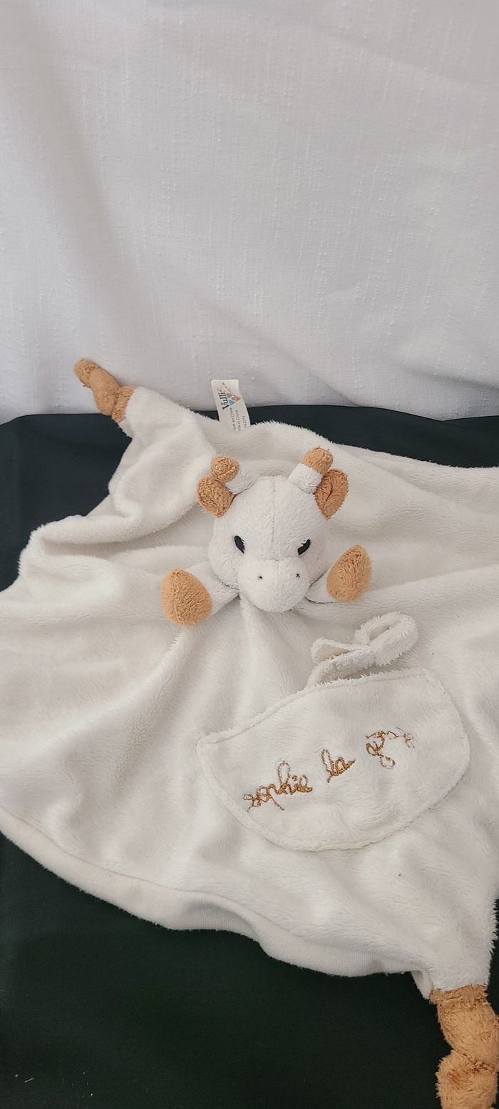 Doudou Plat carré Sophie la Girafe attache tétine VULLI - photo numéro 2