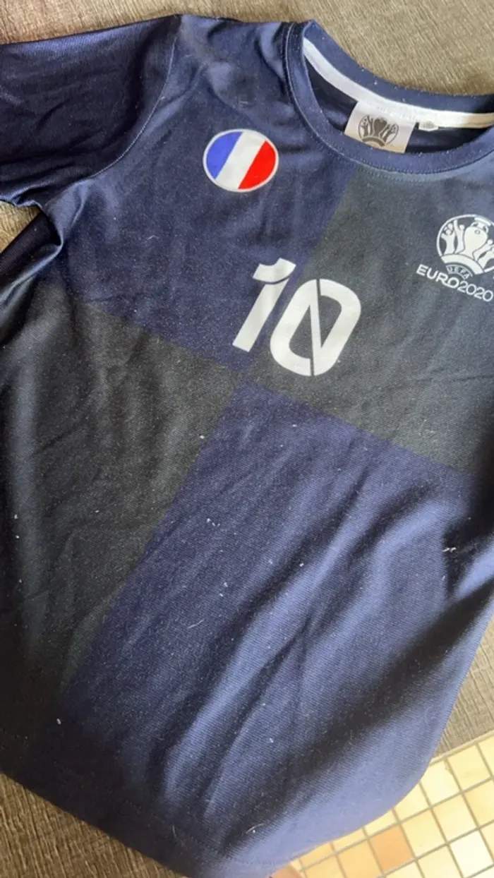 T-shirt foot