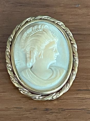 Broche Camé en albâtre signé MC XIXème siècle