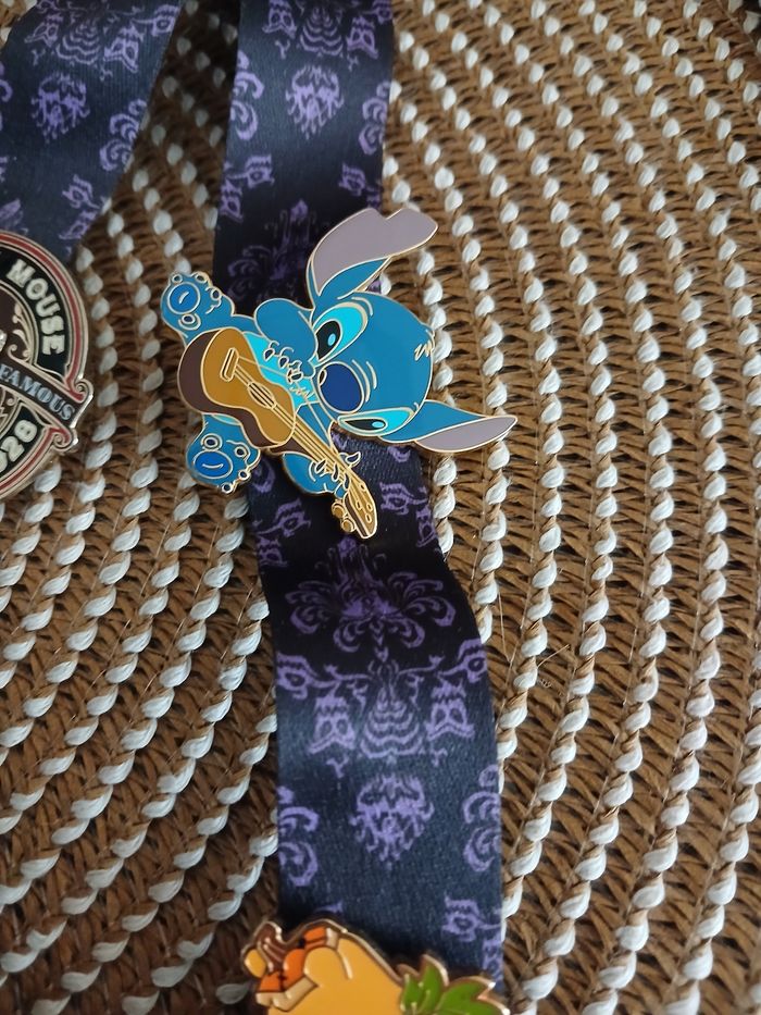 Pîns et tour de cou Disneyland Paris - photo numéro 3