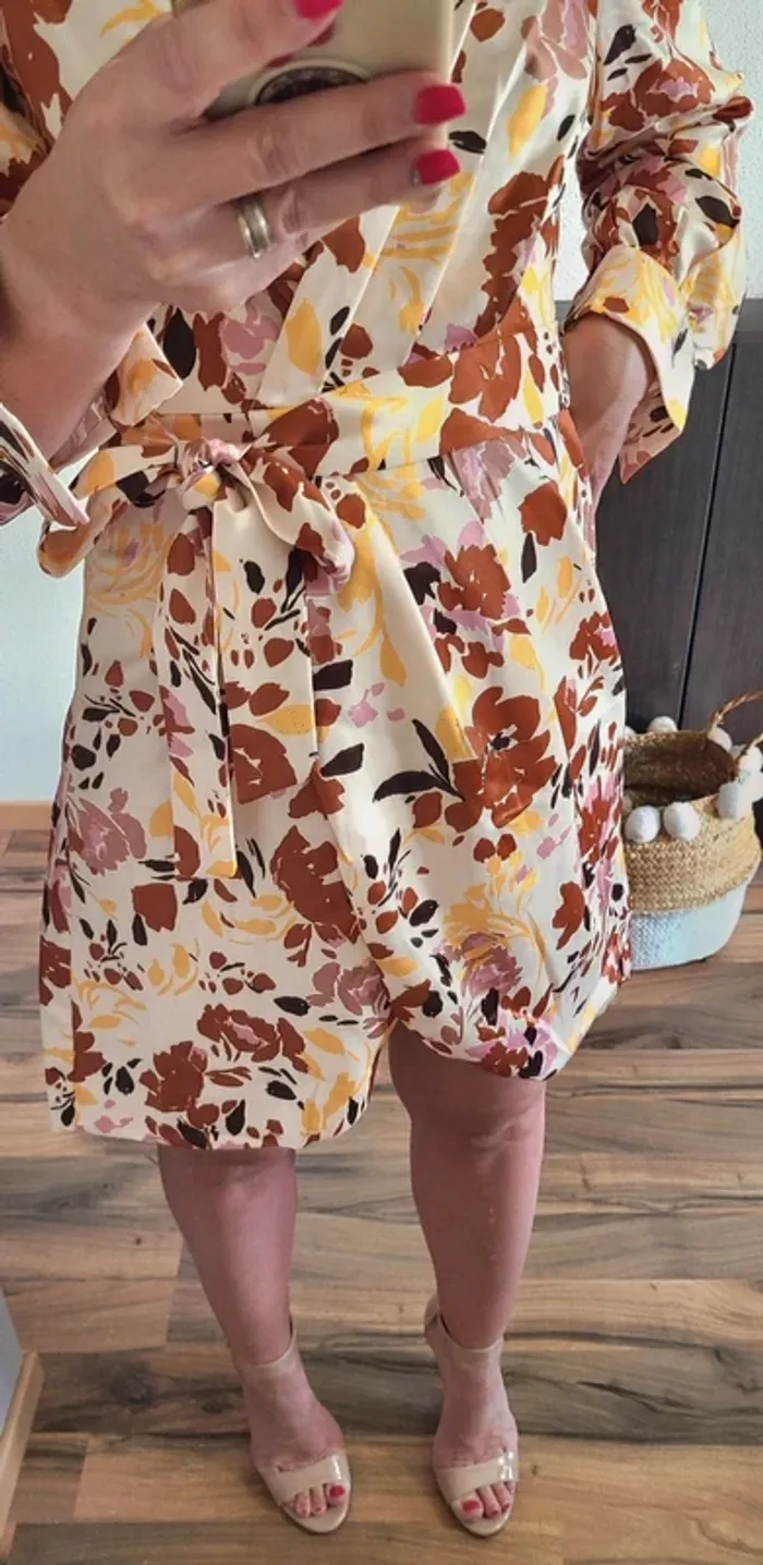Robe fleurie - effet satinée - Neuve avec étiquette - Plusieurs tailles disponibles - photo numéro 8
