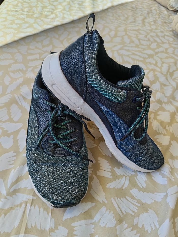Baskets bleu