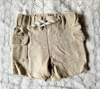 Short bebe 6 mois en très bon état 