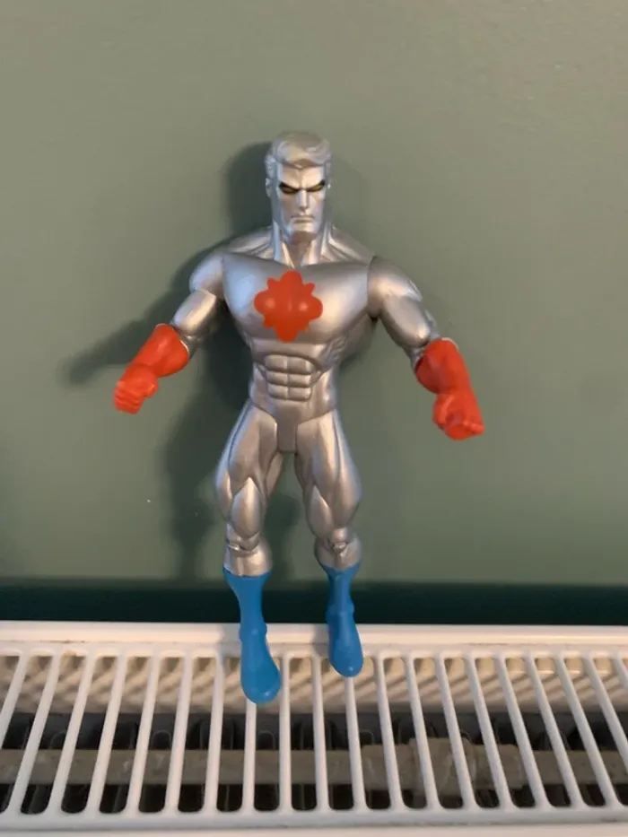 figurine captain atom