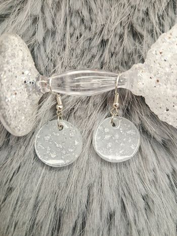 Boucles d'oreilles blanches feuilles d'argent 