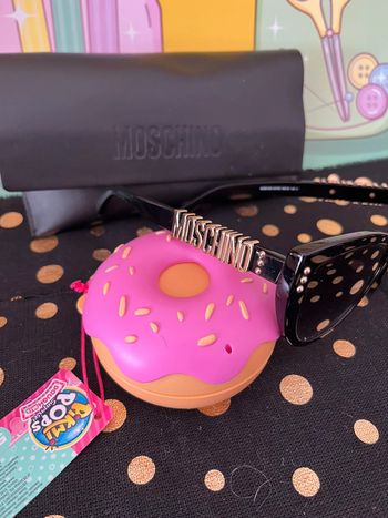 Lunette de soleil moschino authentique