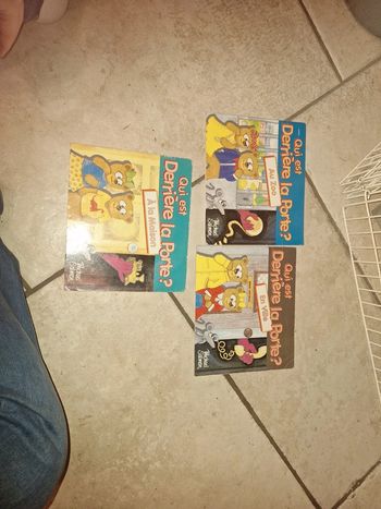 Lot de 3 livre qui est derrière la porte