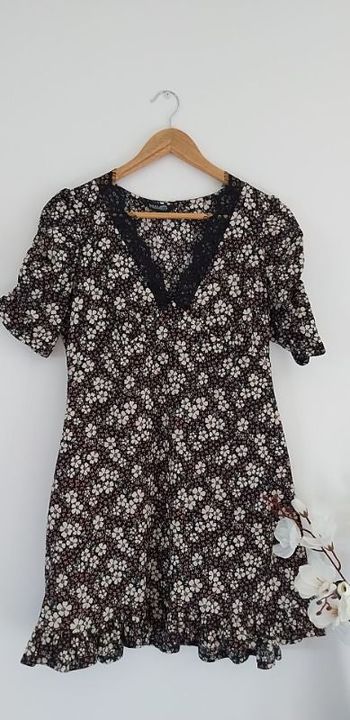 Jolie robe chocolat à motifs fleuris