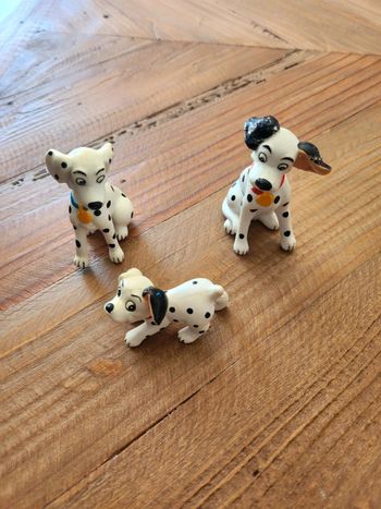 Lot figurines les 101 dalmatiens avec Pongo,Perdita et un bébé 
Disney