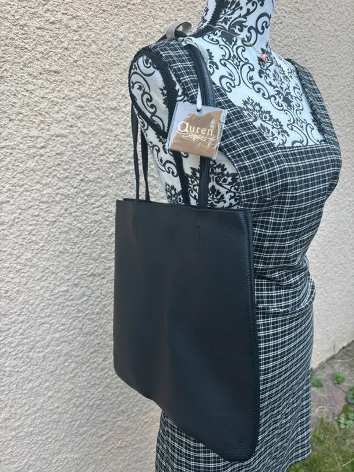 Très joli sac à main noir type cabas