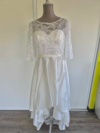 Robe de mariée courte devant et longue derrière avec manches, dentelle et satin
