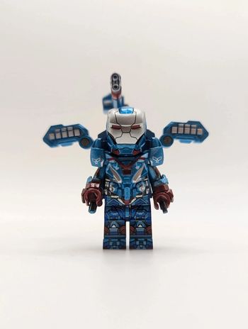 Figurine type lego Warmachine Marvel