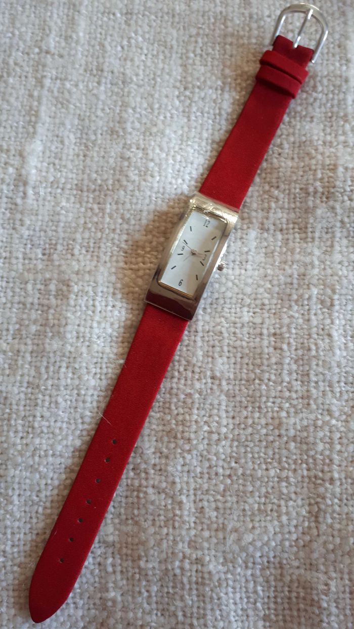 Montre rouge et argent