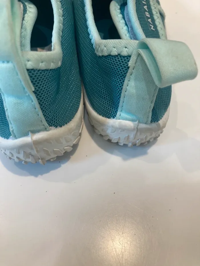 Chausson pour piscine ou gymnastique fermeture velcro - très peu servi couleur turquoise - photo numéro 4