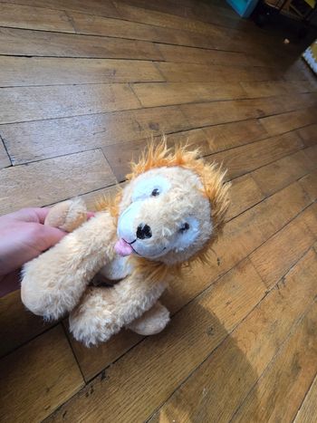 Peluche lion qui tire la langue
