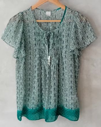 Jolie blouse légère de couleur vert d'eau