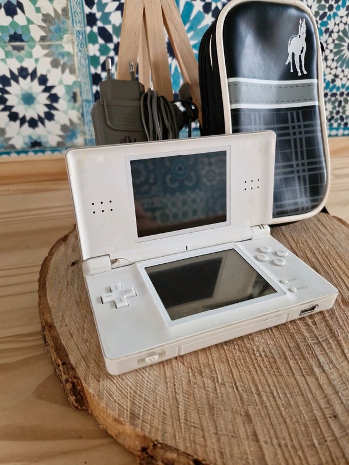 Nintendo  ds lite blanche - photo numéro 2