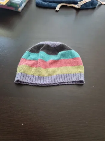 Bonnet enfant du pareil au même multi colore très bon état