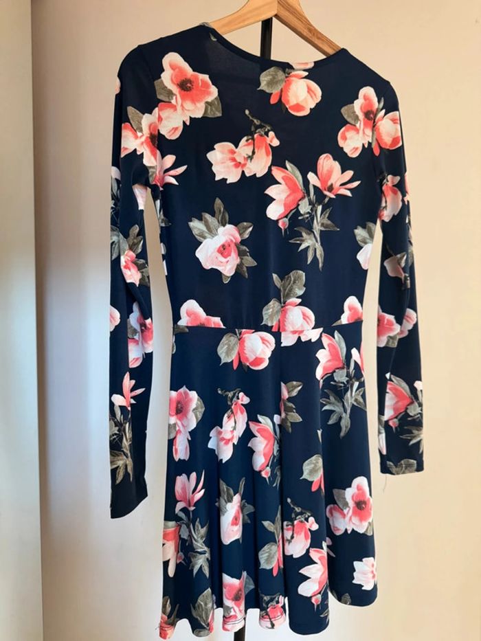 Robe causal marine fleuris avec décolleté croisé, - photo numéro 2