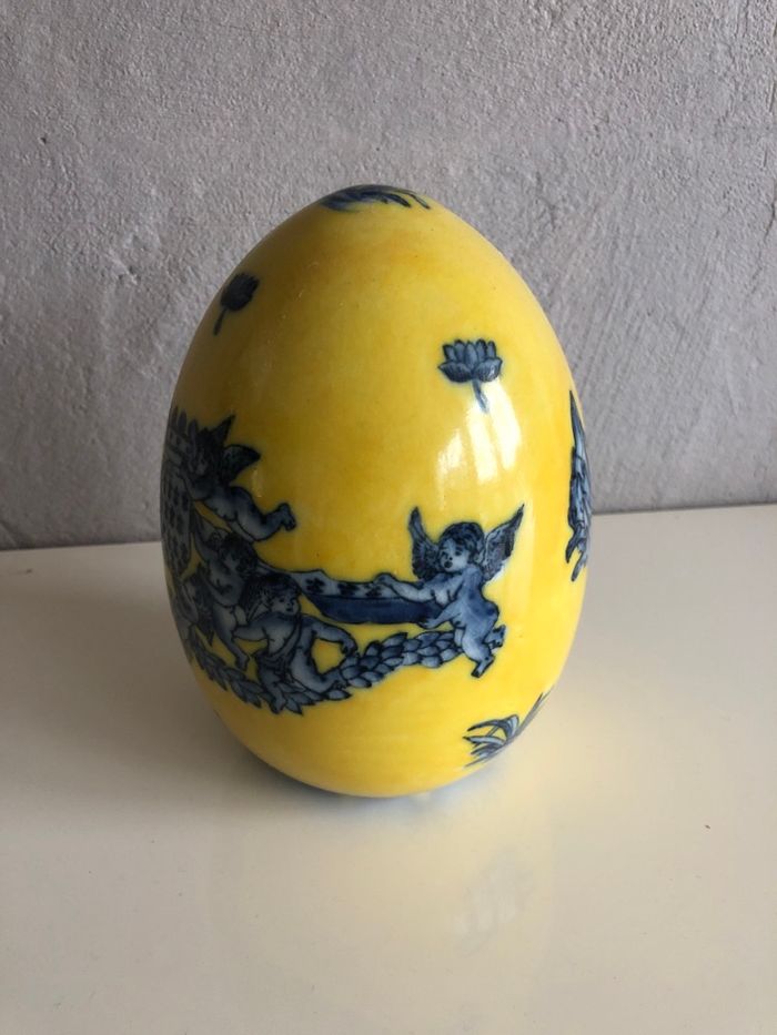 Œuf céramique , porcelaine de 17 cms de hauteur , motifs angelots - photo numéro 5