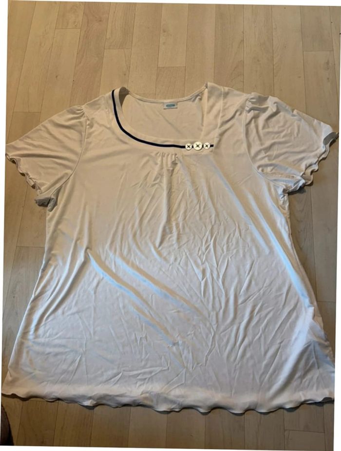 Blouse 50/52 matiere très légère, blanche et bleu marine damart