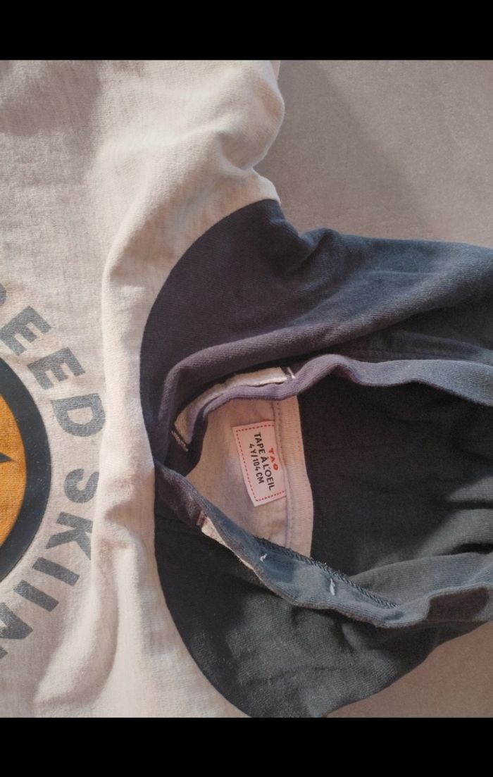 Tee-shirt manches longues à capuche 4 ans TAO, Parfait état - photo numéro 3