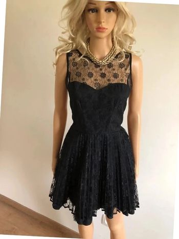 Robe courte noire en dentelle sans manches taille unique jamais portée