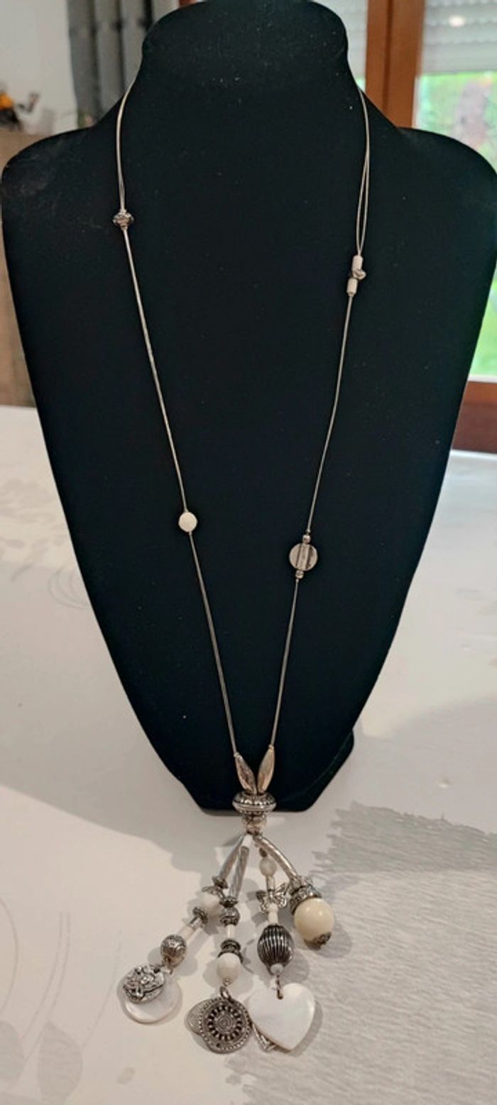 Sautoir à breloques gris et blanc - photo numéro 2