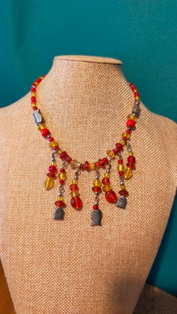 Collier ethnique multicolore – Verre et poissons métal – Collection Terres d’Ailleurs