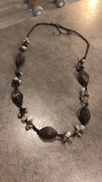 Collier avec pierres