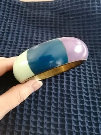 Gros bracelet multicolore.