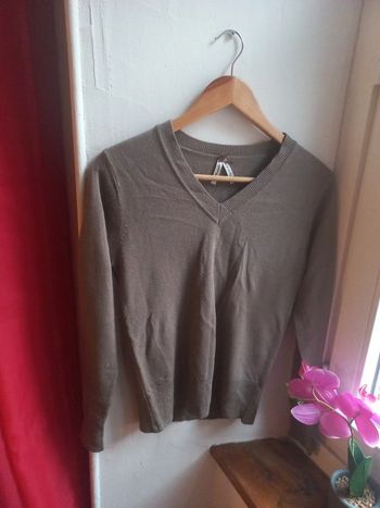 Beau pull col en V beige 38-40 neuf