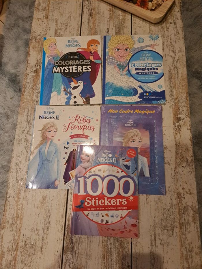 Livre coloriages stickers cartes scintillantes