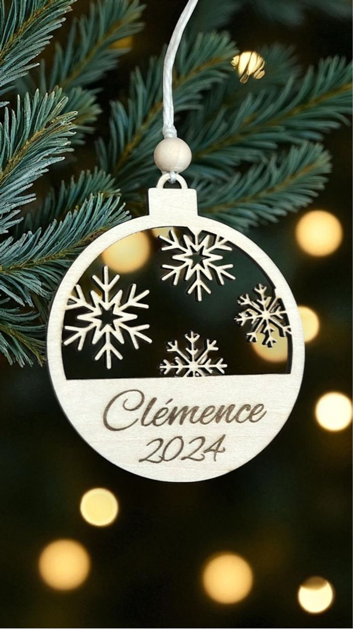 Boule de Noël en bois avec prénom - photo numéro 6