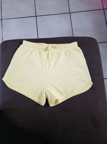 Short jaune