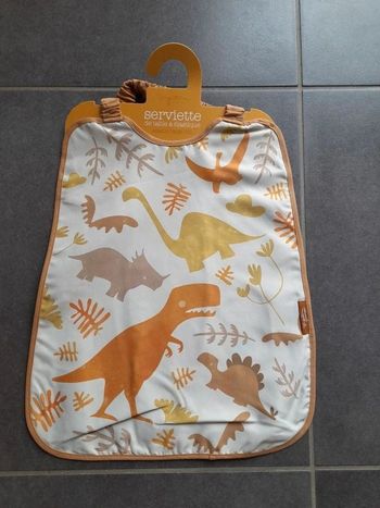Lot de 2 bavoirs modèles dinosaure