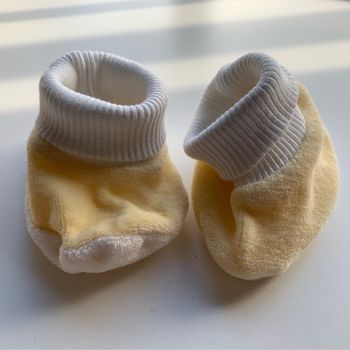 Chaussons velours 0-1 mois jaune blanc