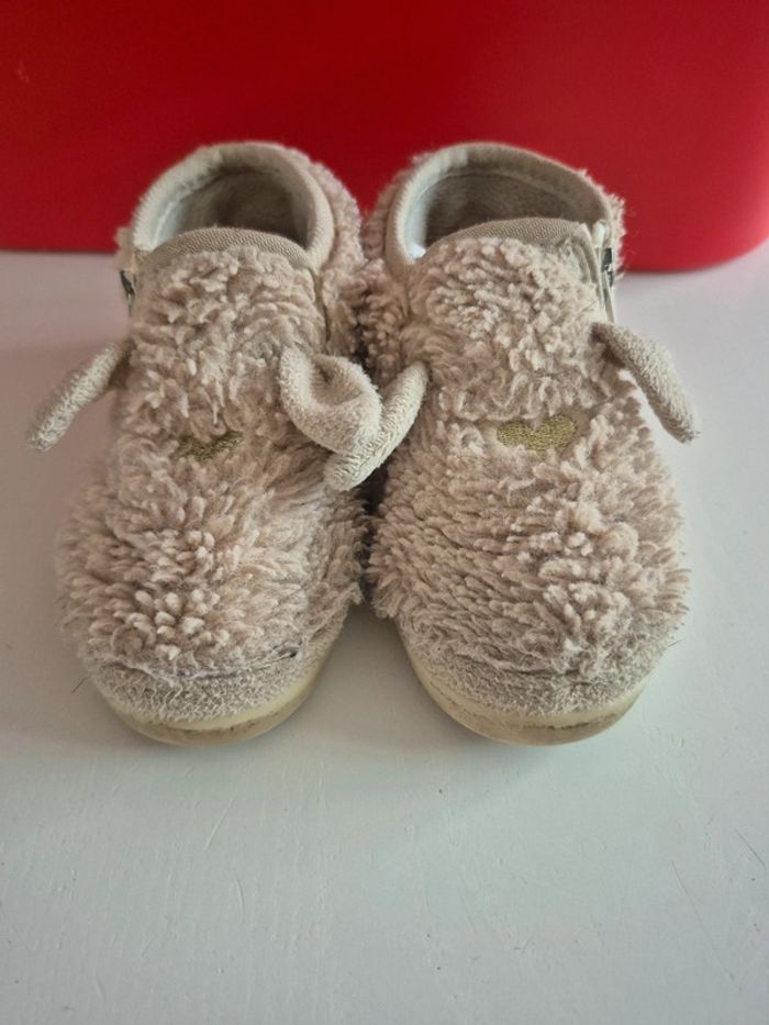 🐾 Chaussons poilus Kiabi taille 22  Cœur doré & oreille 💛 - photo numéro 2