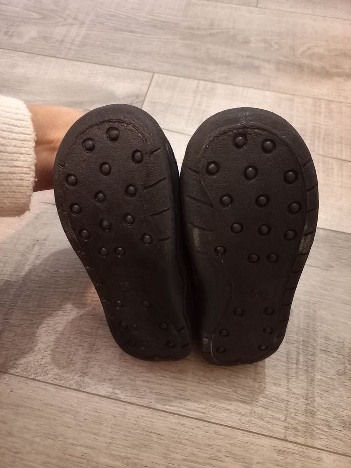 Chaussons taille 28 neuf - photo numéro 3