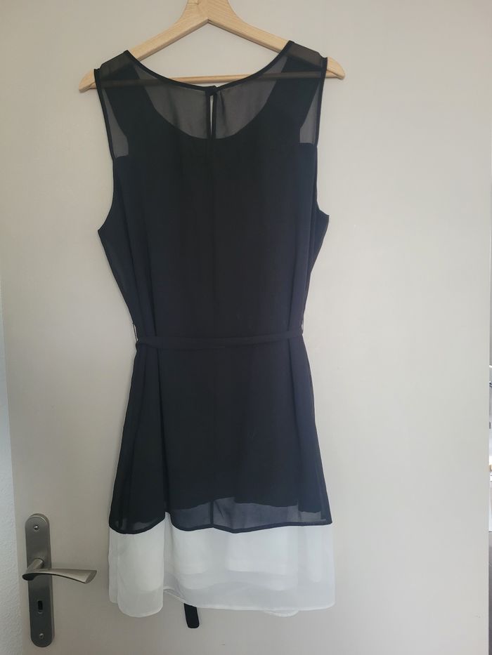 Robe noire et blanche - photo numéro 4