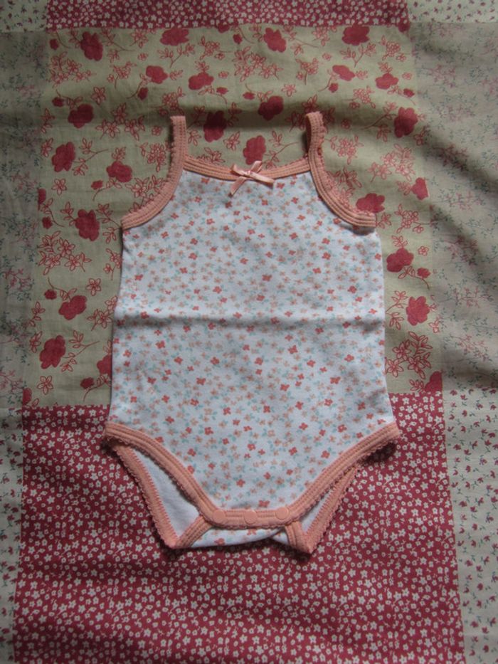 Body débardeur blanc à fleurs 9 mois